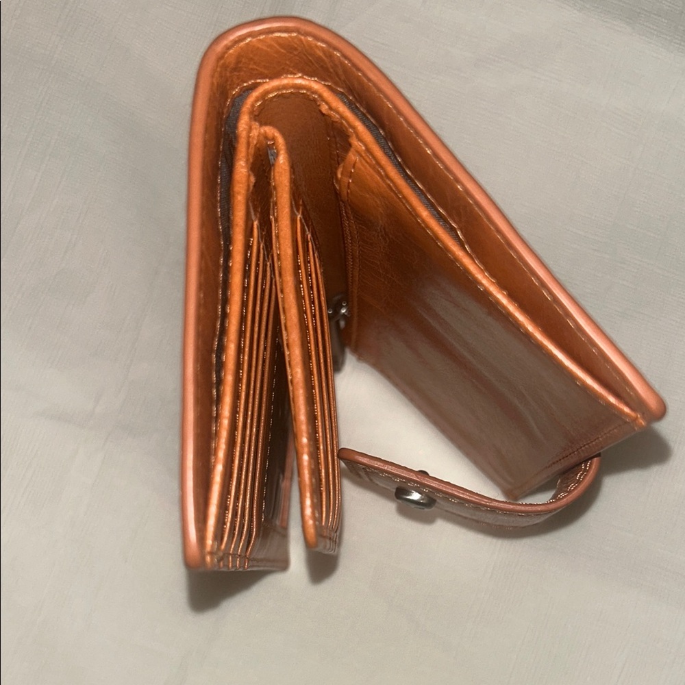 HOBO Tan Leather Wallet a lot of card slots - Picture 5 of 6